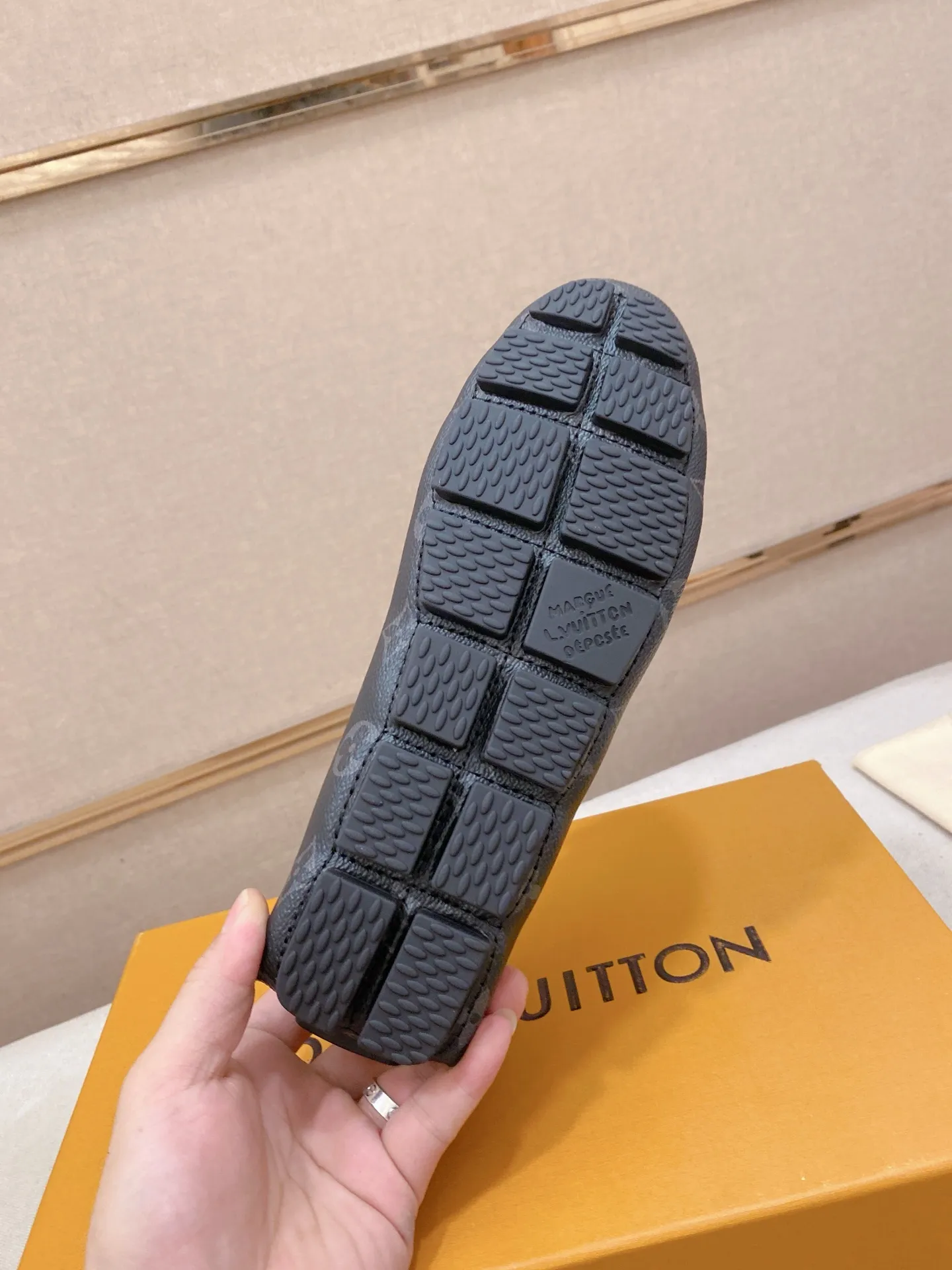 Factory price: 500💰High-end quality! LV 🆕🆕Exclusive hot-selling products in stock🔥🔥New products on the shelves, high-quality Ferragamo men's pea shoes, high-end casual driving shoes, with complete packaging! 💪 💪 Material: Imported official website one-to-one fabric 🐂 + Imported high-quality buffalo leather lining + wear-resistant outsole 👍🏻👍🏻 Features: High-end and comfortable, purely handmade 🚀 🚀 Create the perfect shoes that suit you best 🔥 🔥 Size: (38-44) 45 standard size can be customized!